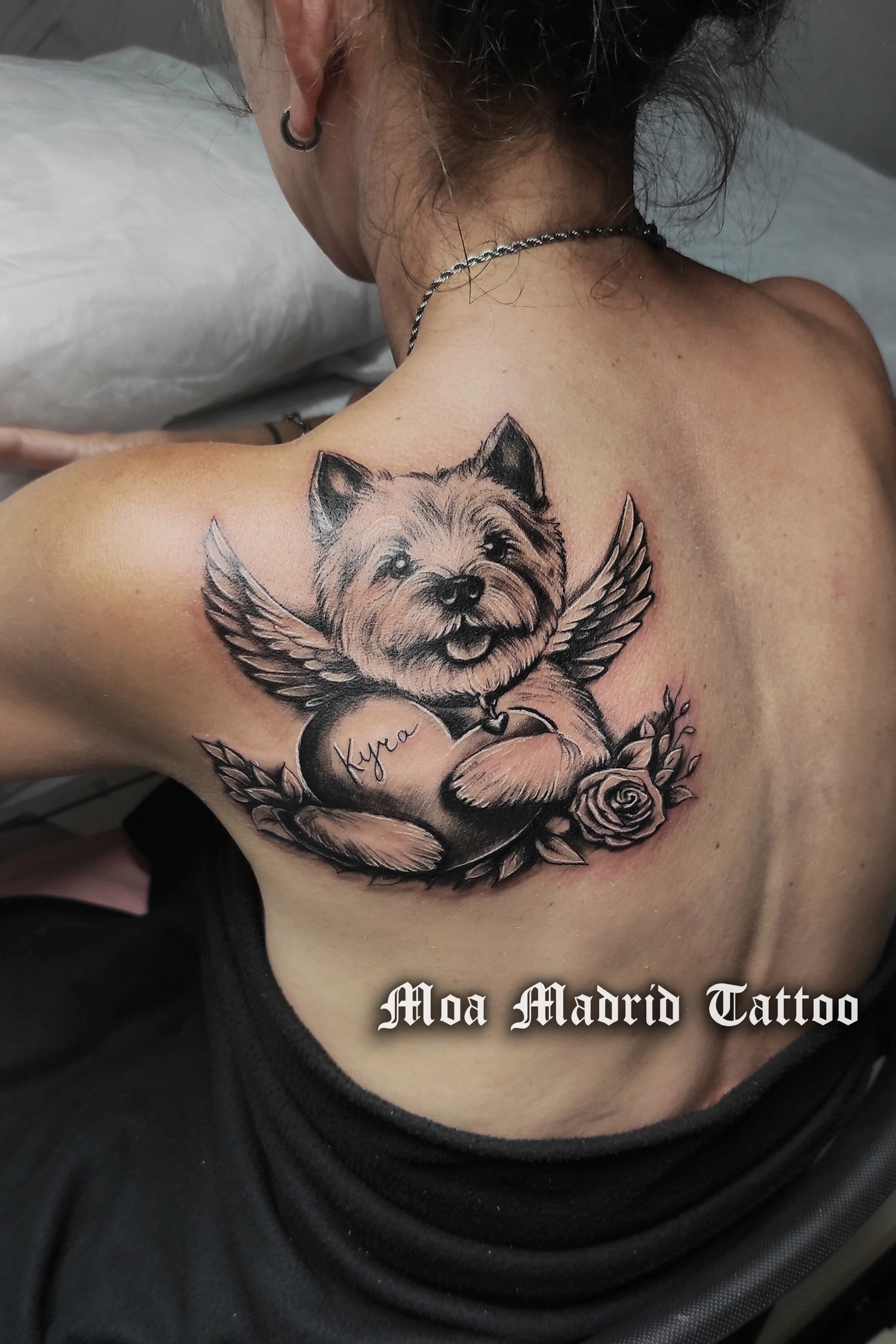 Tatuaje homenaje a su perrita fallecida, en omóplato de mujer