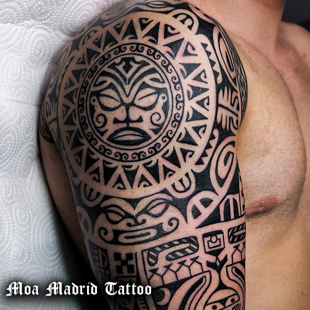 Tatuaje maorí de hombro a codo con sol