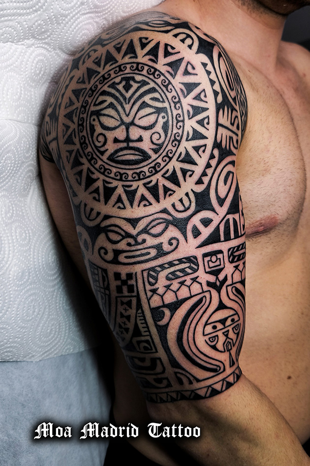 Tatuaje maorí de hombro a codo con sol