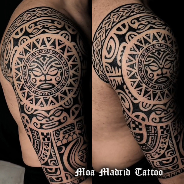 Tatuaje maorí de hombro a codo con sol