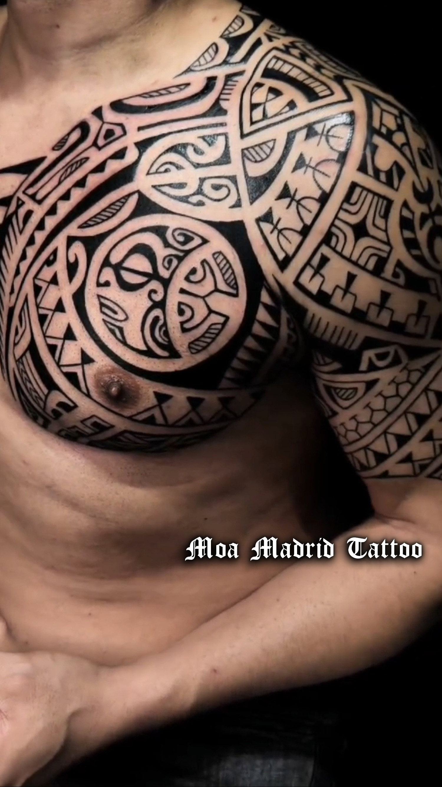 Diseño exclusivo de tatuaje polinesio con luna en pectoral y brazo de hombro a codo