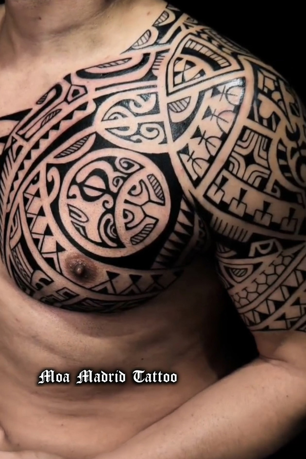 Tatuaje polinesio con luna en pectoral y brazo