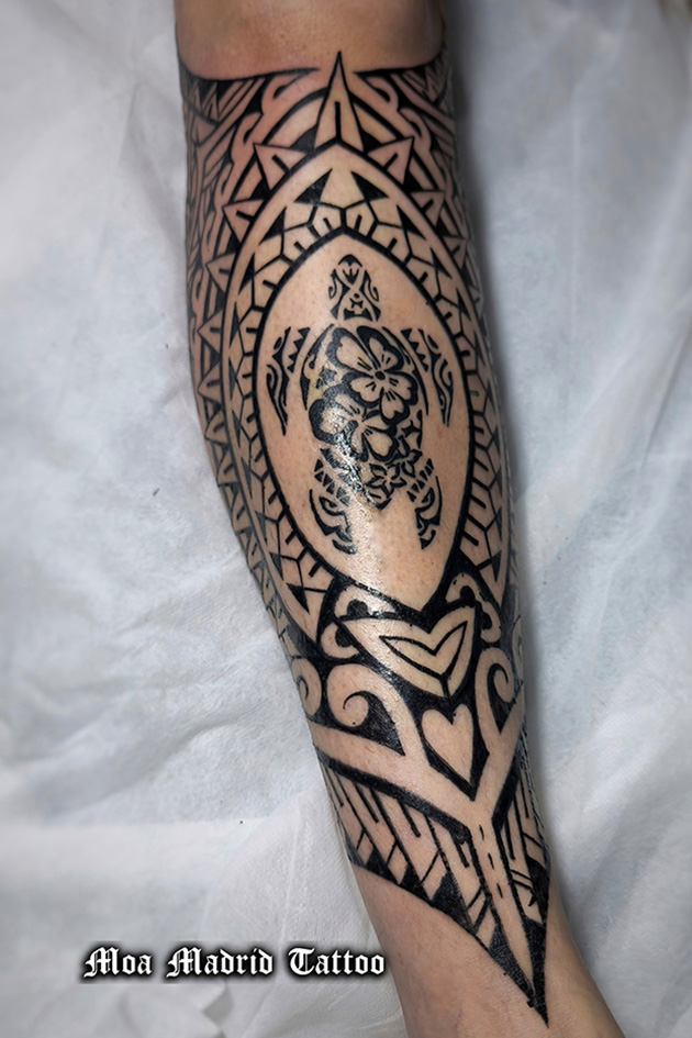 Tatuajes maoríes y samoanos simétricos en las piernas