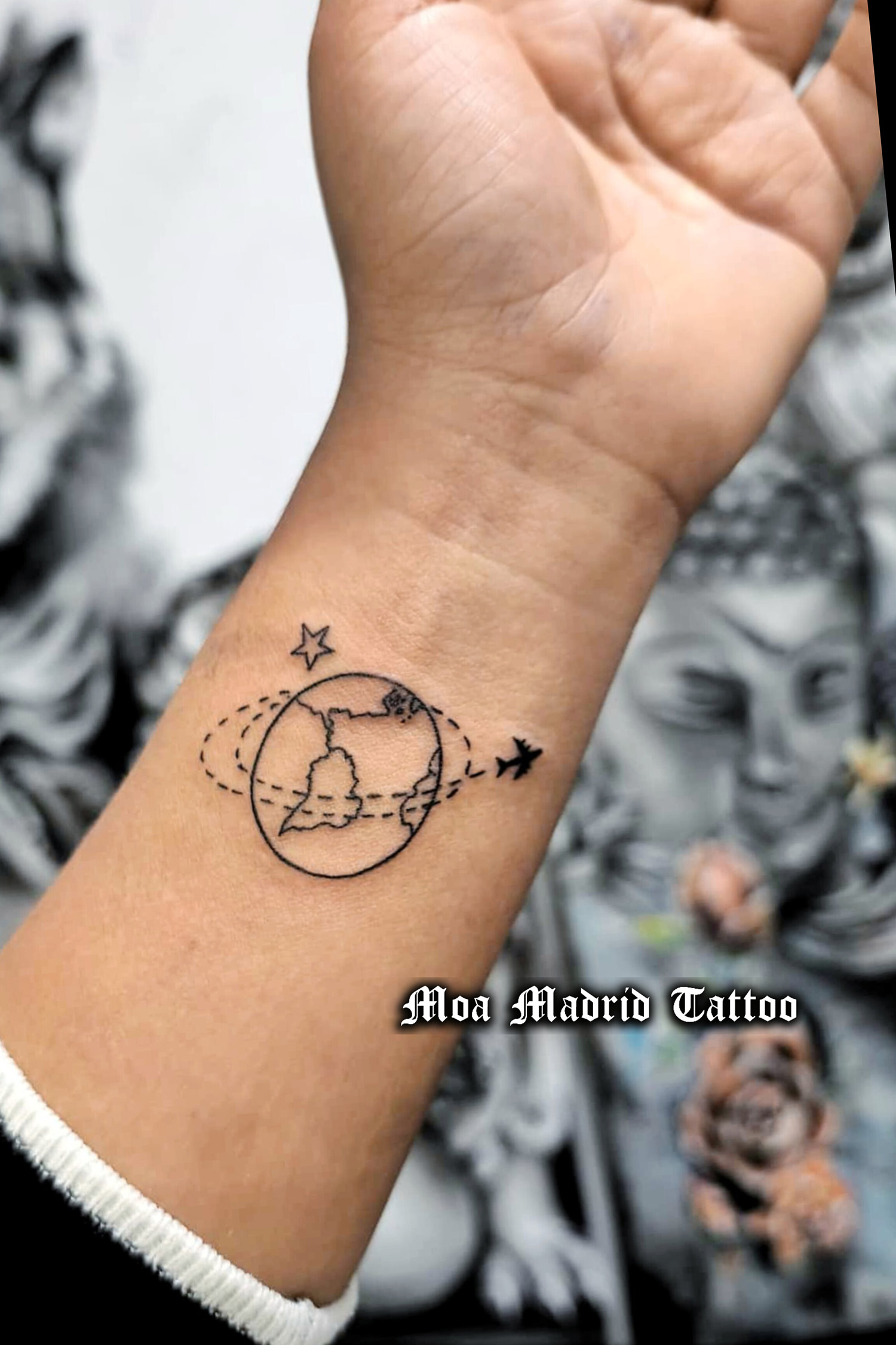 Tatuaje en la muñeca con viajes por el mundo