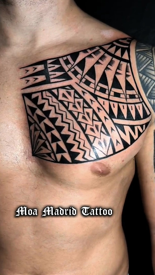 Tatuaje samoano en pectoral