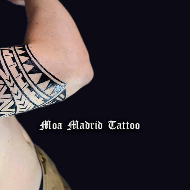 Tatuaje polinesio con niho mano y olas