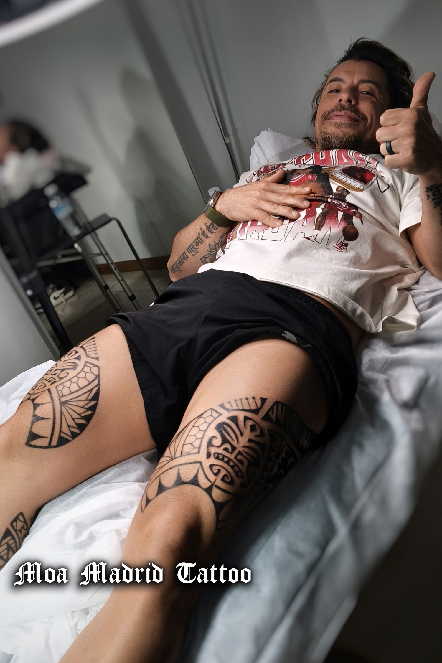 Doble tatuaje maorí y samoano en los cuadríceps