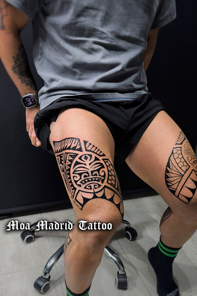 Doble tatuaje maorí y samoano en las piernas