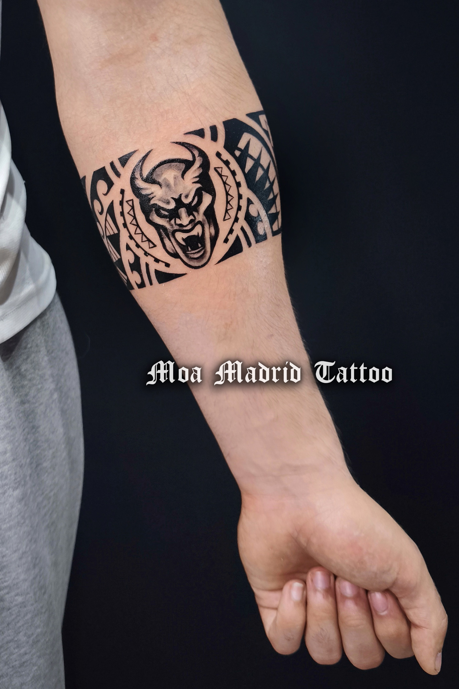 Logo de Las Rozas Black Demons en brazalete maorí