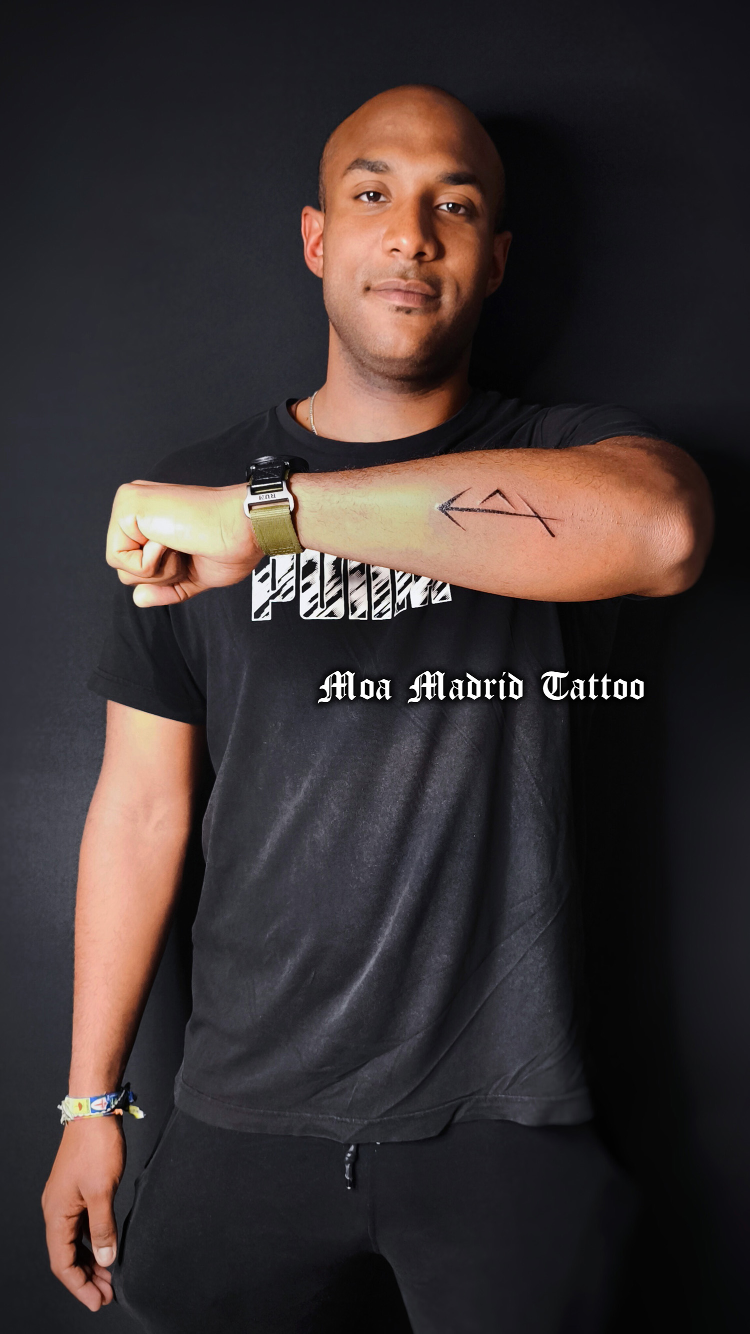 Tatuaje de reinterpretación moderna de runas vikingas