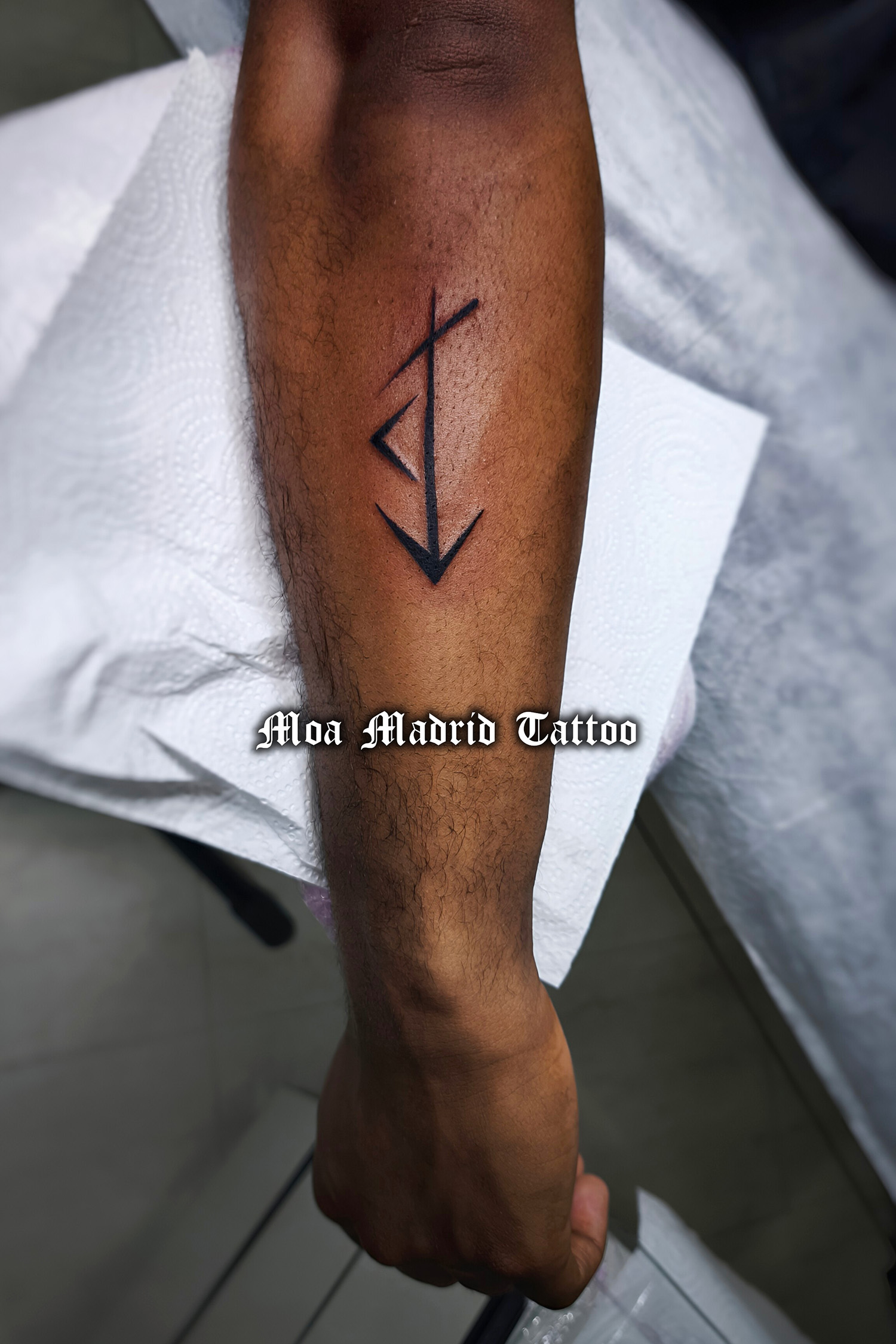 Tatuaje de moderna runa nórdica