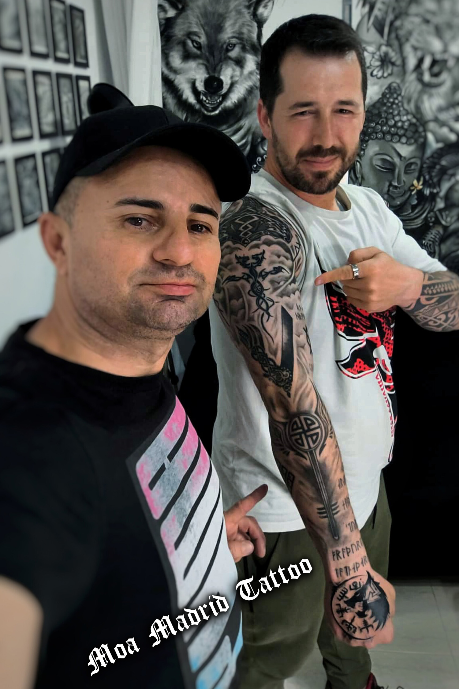Moa, tatuador brazo y mano estilo vikingo