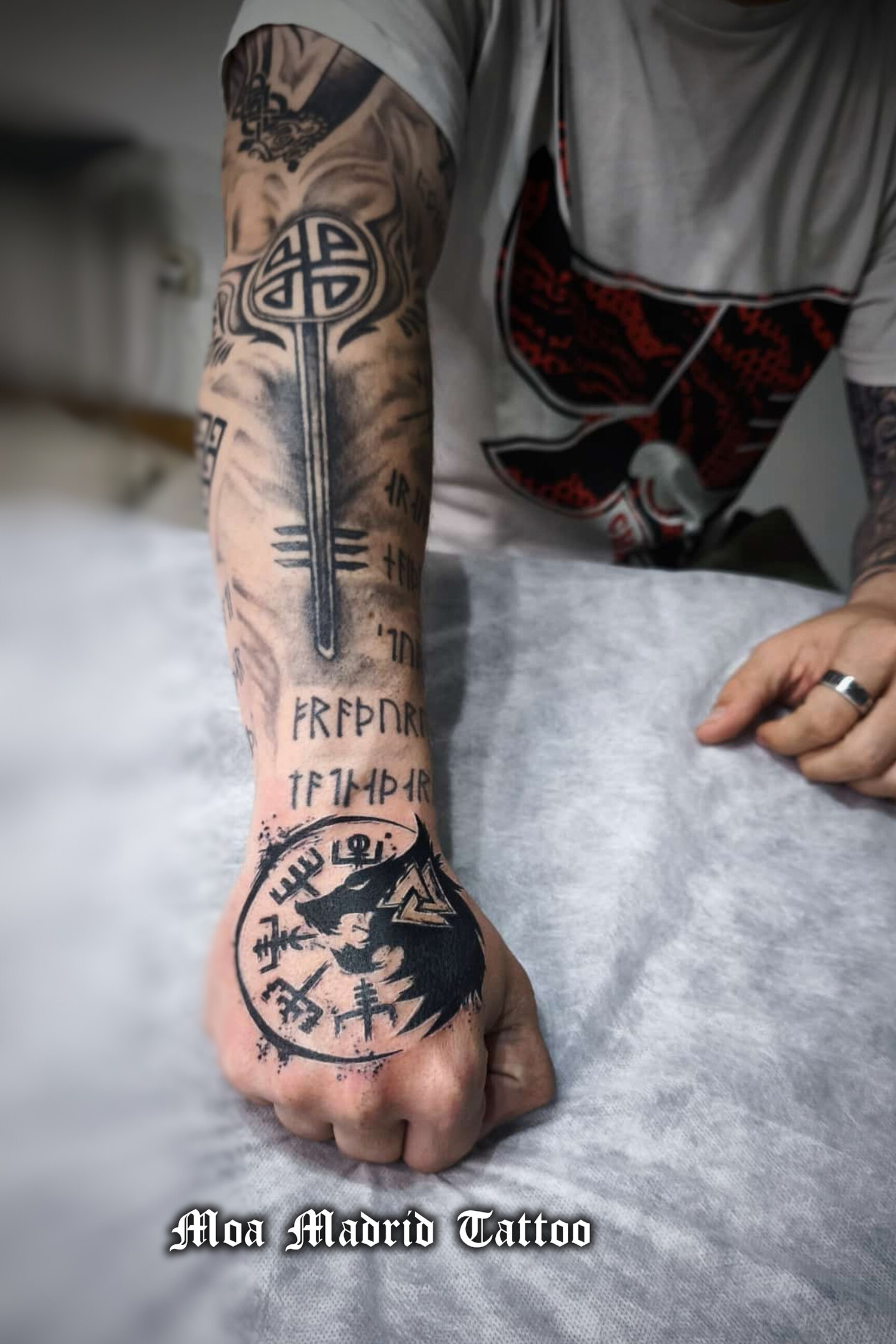 Tatuajes vikingos en brazo y mano