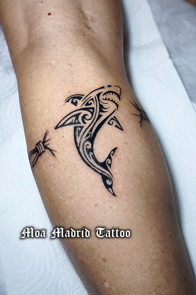 Tatuaje de tiburón maorí en el gemelo