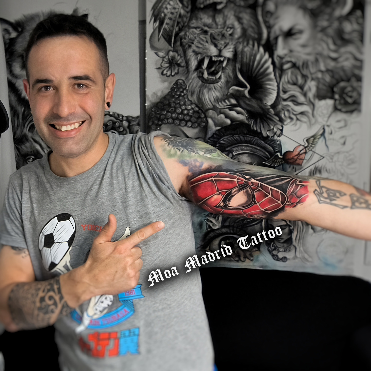 Tatuaje de la máscara de Spider-Man en rojo intenso en el brazo