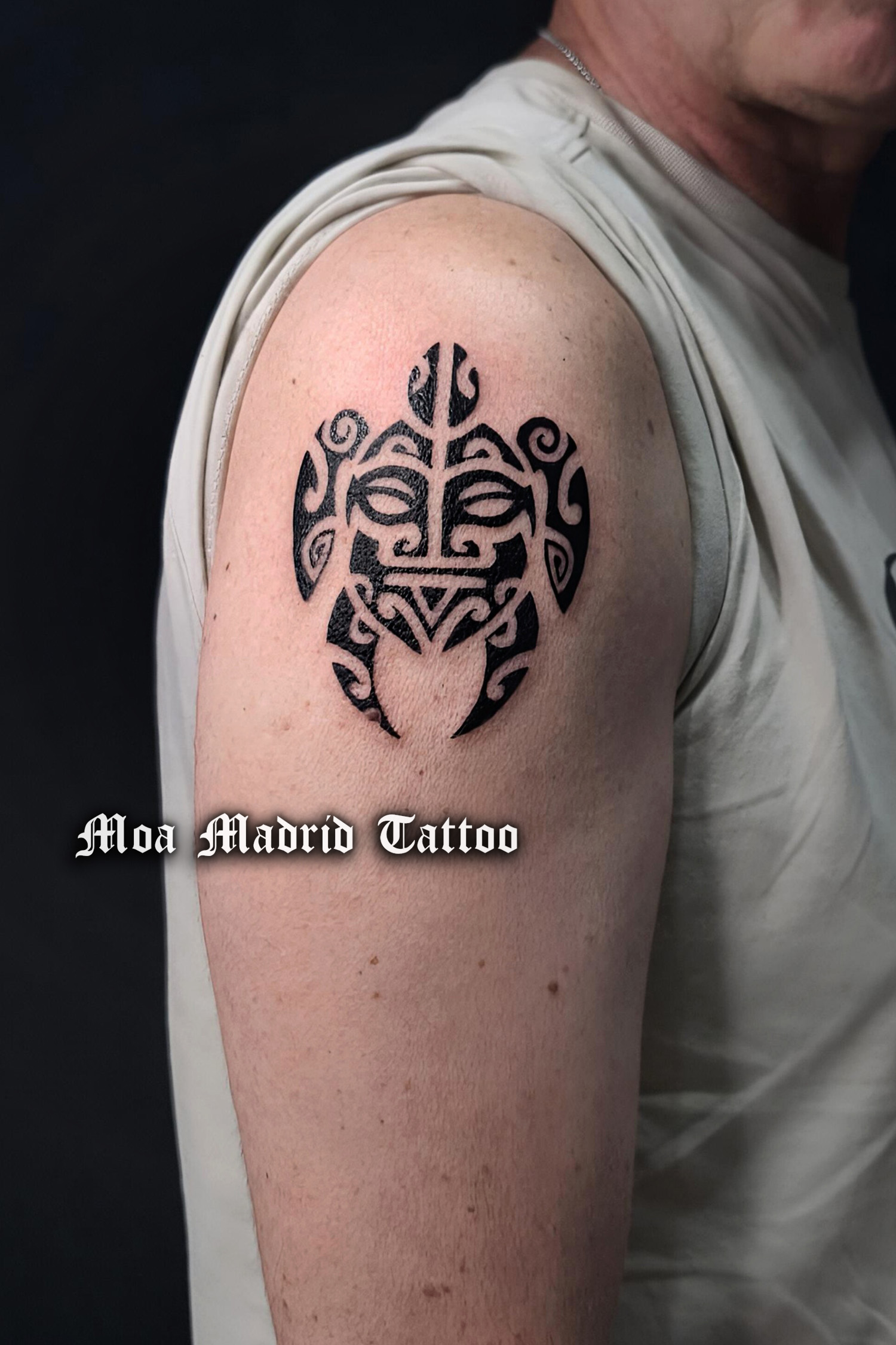 Tradicional tatuaje maorí de tortuga en el hombro