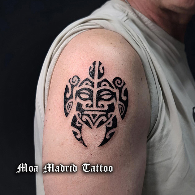 Tatuaje maorí en el hombro
