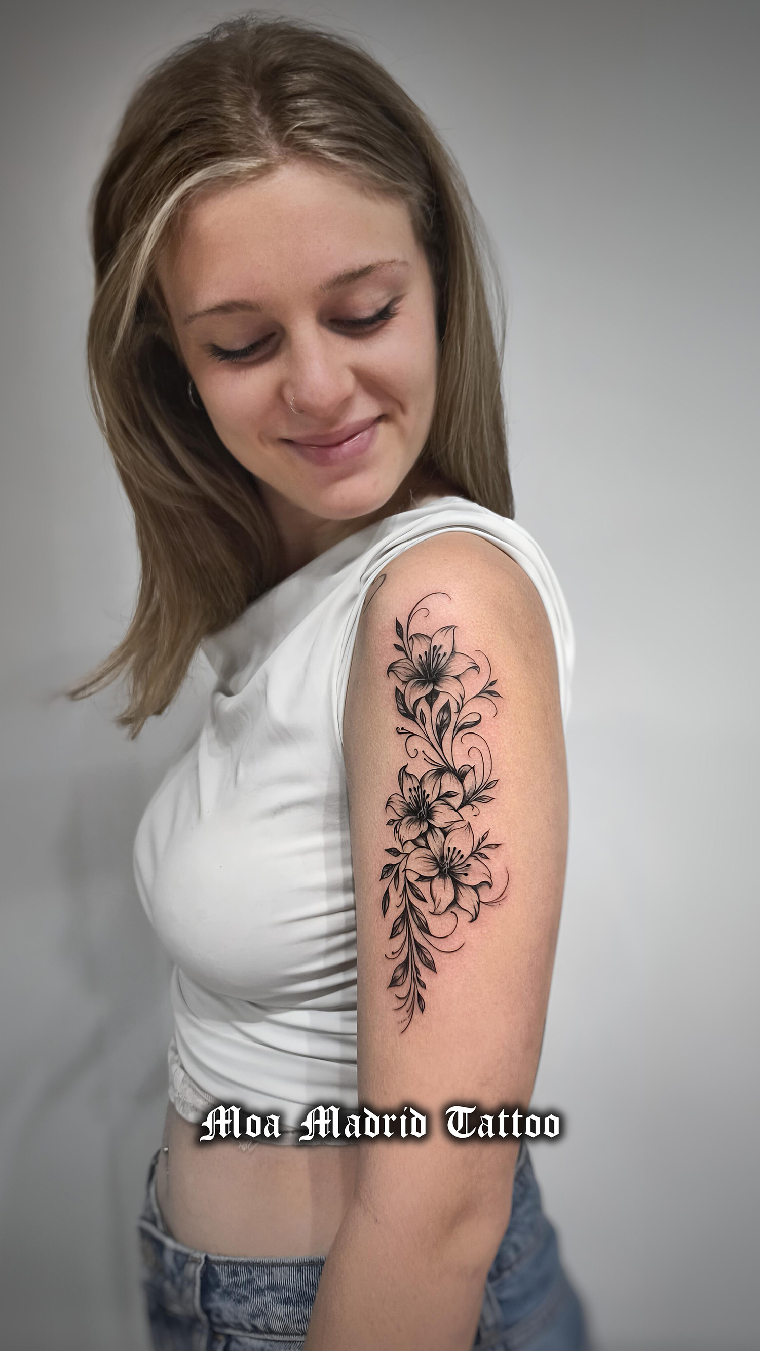Tatuaje con flores lirios